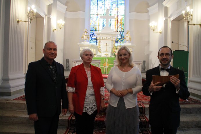 Artyści koncertu wraz z prowadzącą